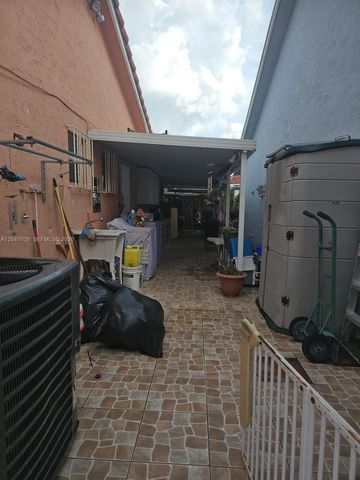 8805 NW 113th St, Hialeah Gardens, FL 33018