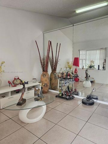 8805 NW 113th St, Hialeah Gardens, FL 33018