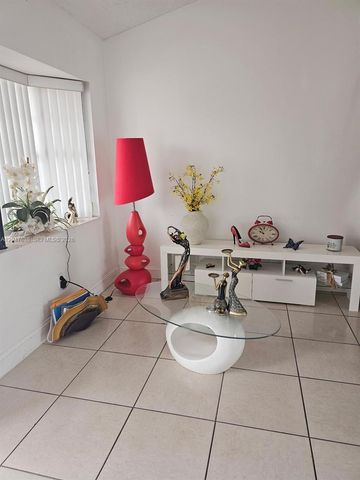 8805 NW 113th St, Hialeah Gardens, FL 33018