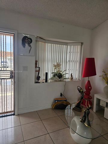 8805 NW 113th St, Hialeah Gardens, FL 33018