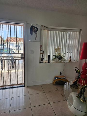 8805 NW 113th St, Hialeah Gardens, FL 33018