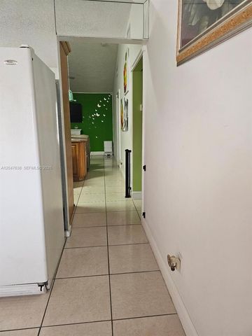 8805 NW 113th St, Hialeah Gardens, FL 33018