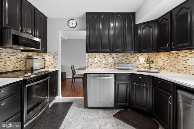 805 MOSBY HOLLOW DR, Herndon, VA 20170