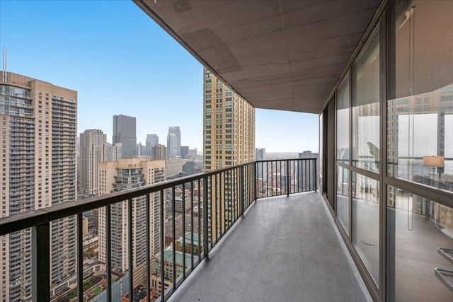 10 E ONTARIO Street 4304, Chicago, IL 60611