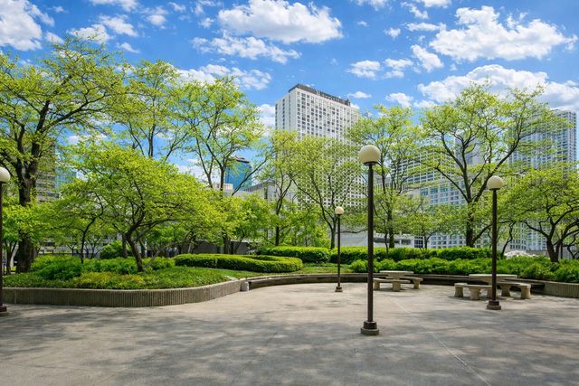 10 E ONTARIO Street 4304, Chicago, IL 60611