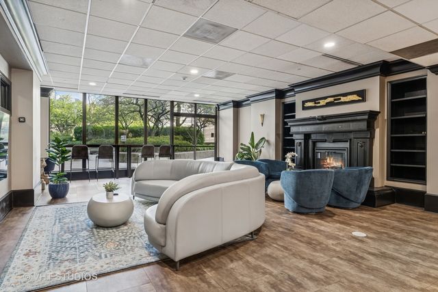 10 E ONTARIO Street 4304, Chicago, IL 60611