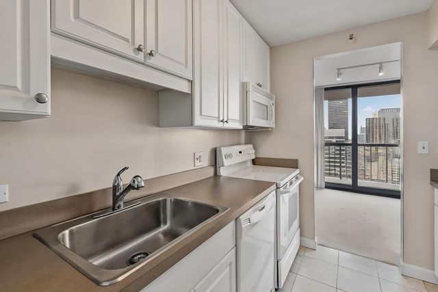 10 E ONTARIO Street 4304, Chicago, IL 60611