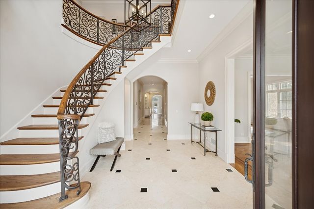 985 Pine Tree Lane, Winnetka, IL 60093