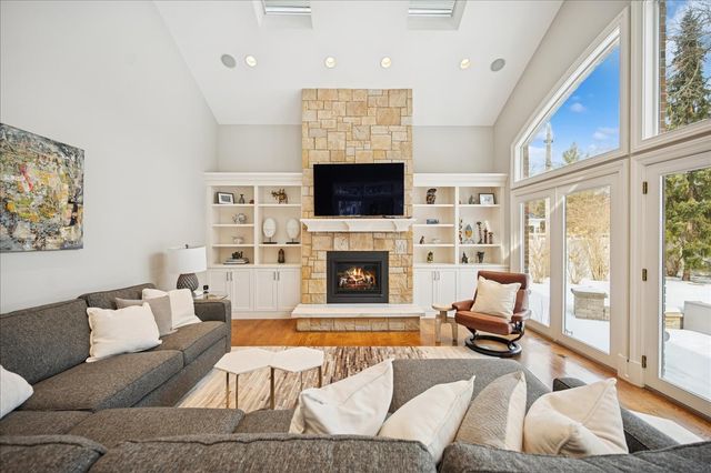 985 Pine Tree Lane, Winnetka, IL 60093