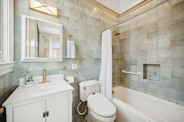 985 Pine Tree Lane, Winnetka, IL 60093