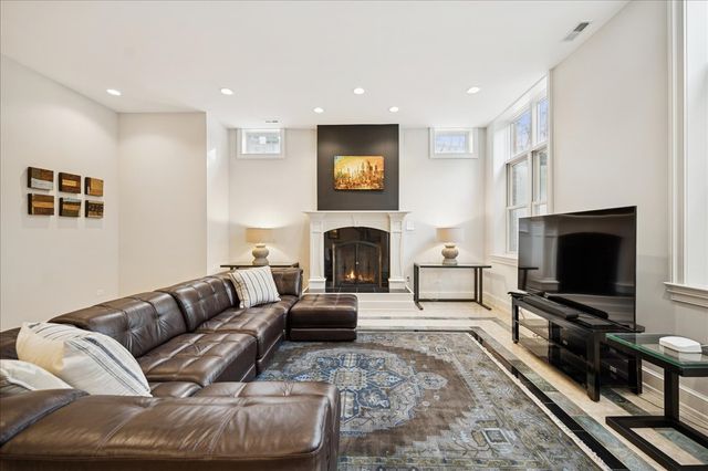 985 Pine Tree Lane, Winnetka, IL 60093