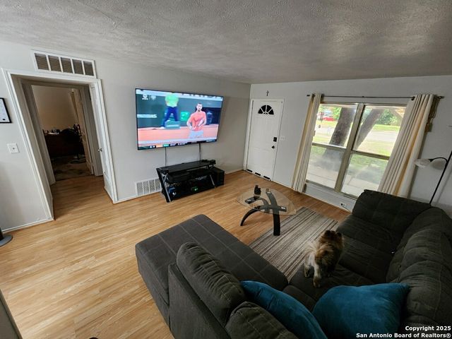 4802 Castle Brg, San Antonio, TX 78218