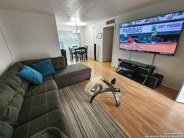 4802 Castle Brg, San Antonio, TX 78218