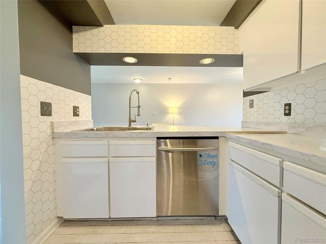 1550 MEADOW SIDE Drive 187, Rochester Hills, MI 48307