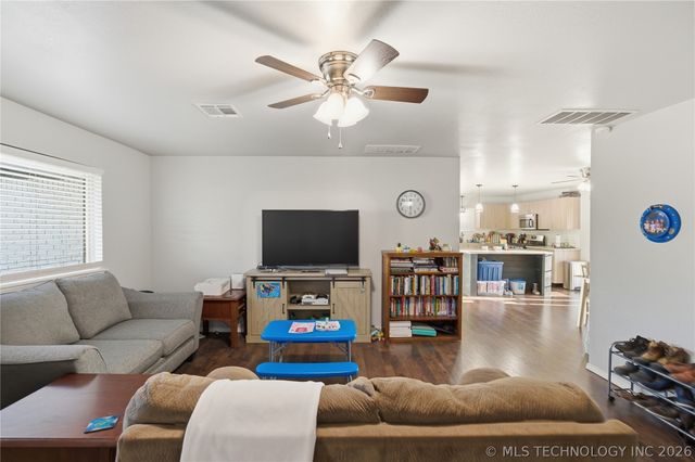 1109 N Hickory Place, Broken Arrow, OK 74012