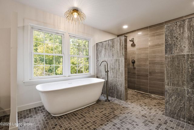2108 Bainbridge Row Dr, Louisville, KY 40207