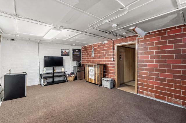 8555 Franklin Avenue, Clive, IA 50325
