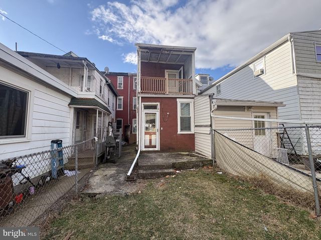 19 E HIGH ST, Womelsdorf, PA 19567