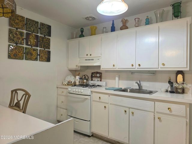 5 West Lake Drive A, Manchester, NJ 08759