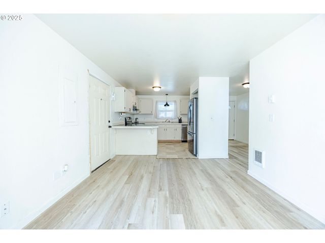 3214 CORALY Ave, Eugene, OR 97402