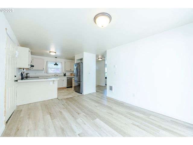 3214 CORALY Ave, Eugene, OR 97402