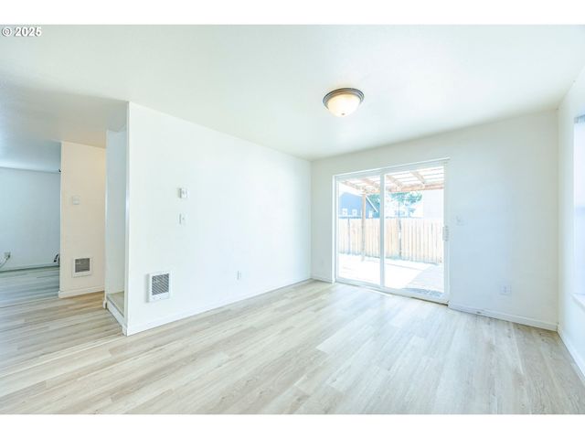 3214 CORALY Ave, Eugene, OR 97402