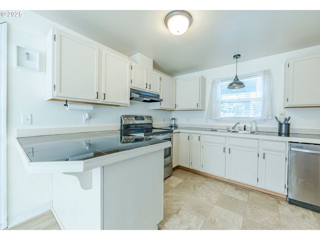3214 CORALY Ave, Eugene, OR 97402