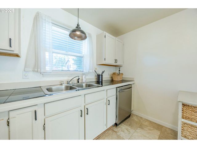 3214 CORALY Ave, Eugene, OR 97402
