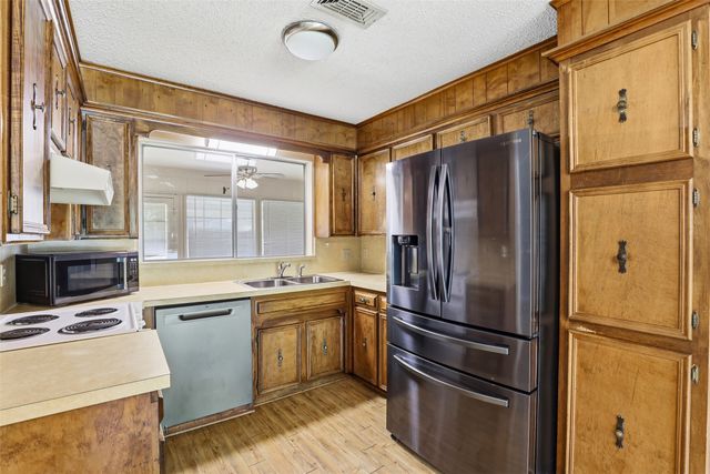 1323 Hemphill Drive, Cleburne, TX 76033