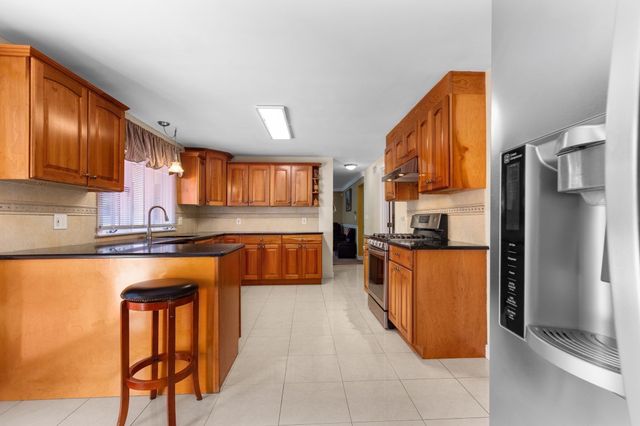 159 Braemoor Rd, Brockton, MA 02301