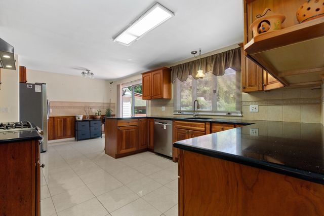 159 Braemoor Rd, Brockton, MA 02301