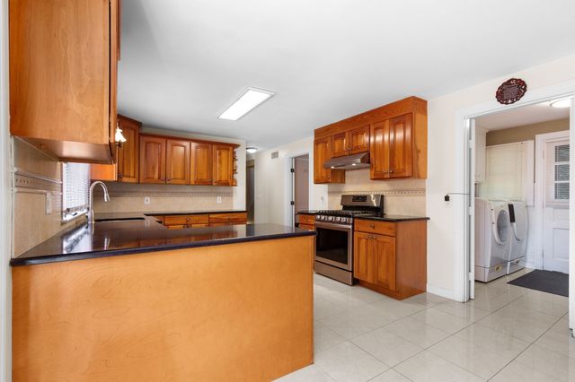 159 Braemoor Rd, Brockton, MA 02301