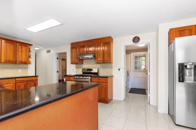 159 Braemoor Rd, Brockton, MA 02301