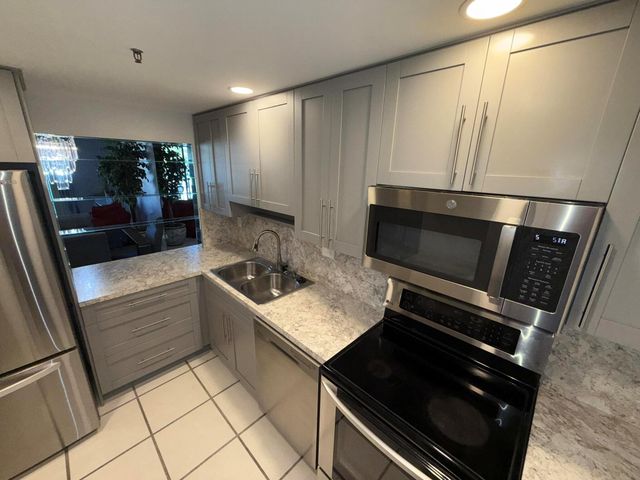 2788 Tennis Club Drive 203, West Palm Beach, FL 33417