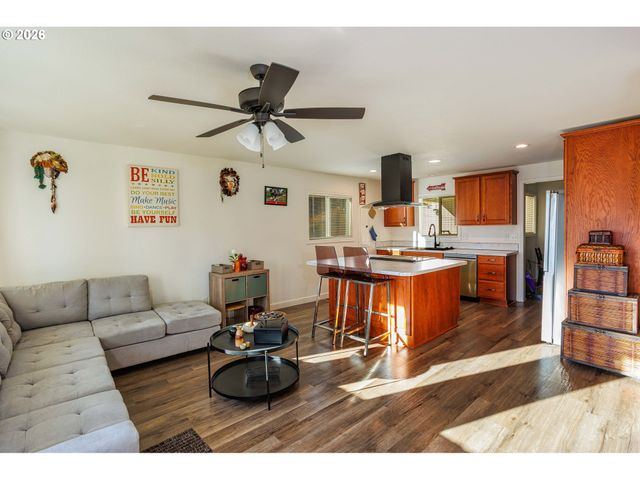 8715 Ne CLACKAMAS St, Portland, OR 97220