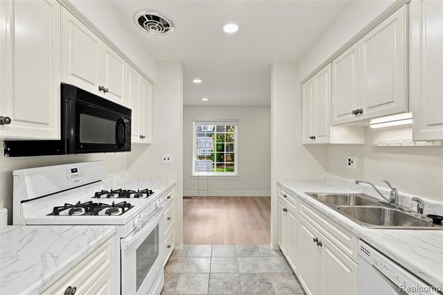 1813 Wickham, Royal Oak, MI 48073