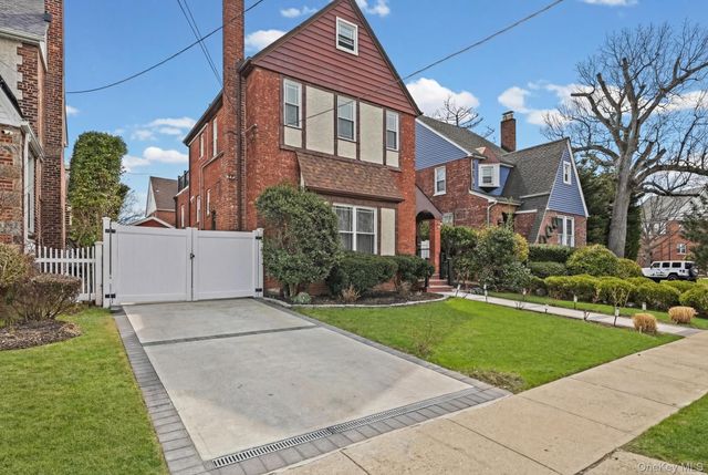 6 Dubonnet Road, Valley Stream, NY 11581