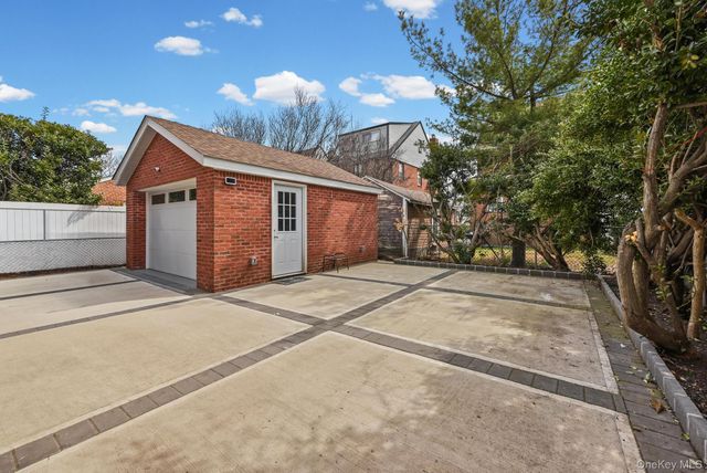 6 Dubonnet Road, Valley Stream, NY 11581