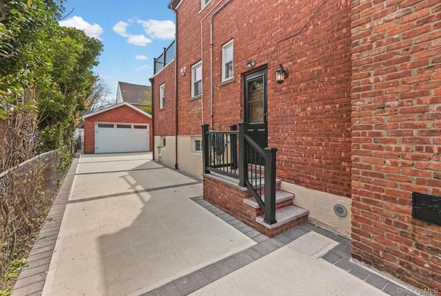 6 Dubonnet Road, Valley Stream, NY 11581