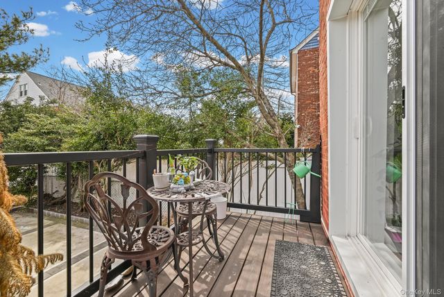 6 Dubonnet Road, Valley Stream, NY 11581