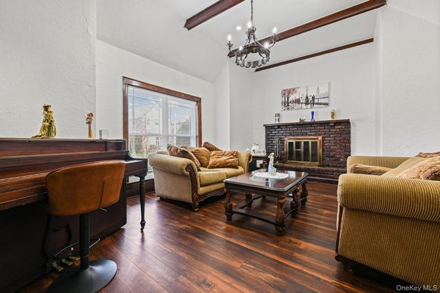 6 Dubonnet Road, Valley Stream, NY 11581