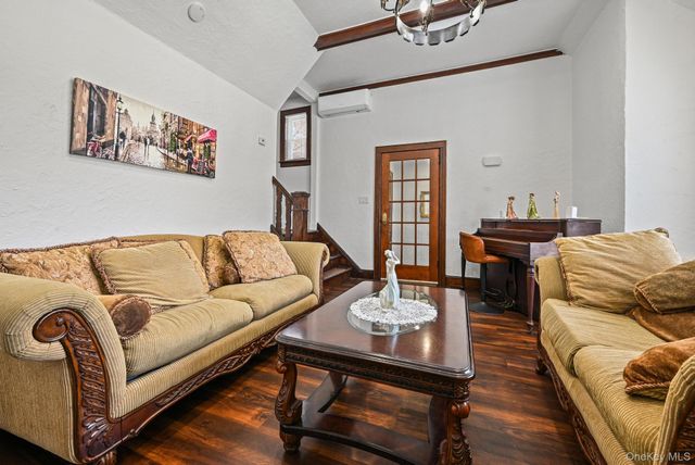 6 Dubonnet Road, Valley Stream, NY 11581