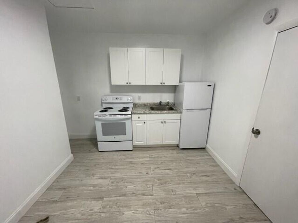 3890 Lakewood Road 1, Palm Springs, FL 33461