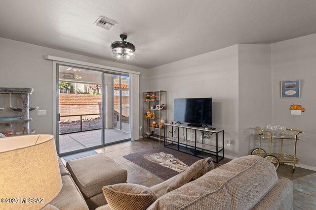 518 W Parkwood Court, Green Valley, AZ 85614