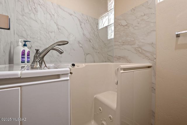 518 W Parkwood Court, Green Valley, AZ 85614