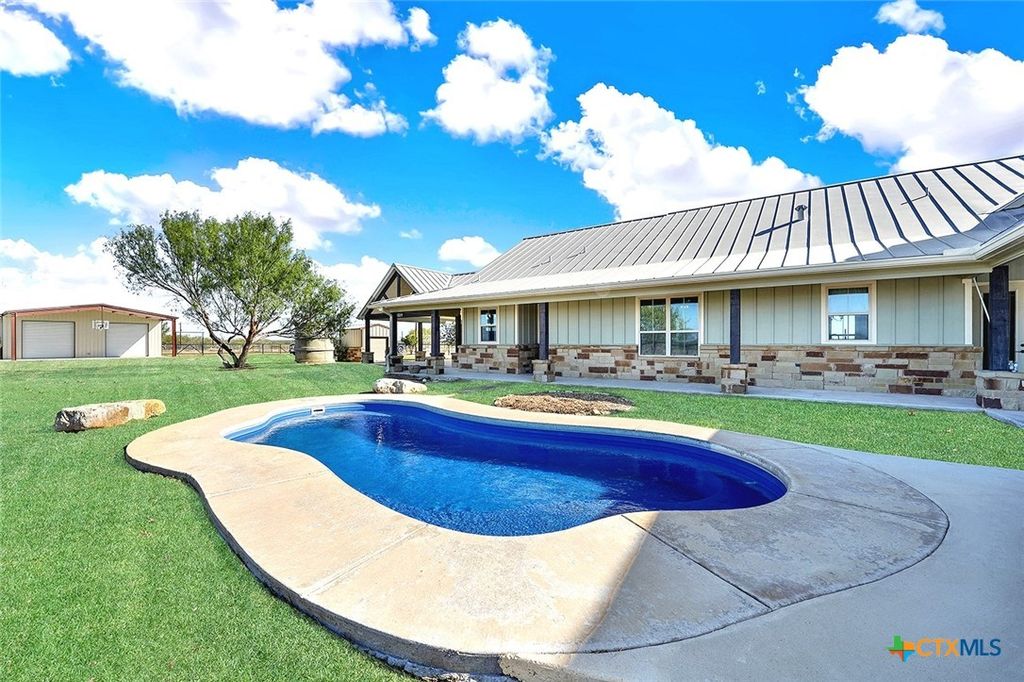 3498 County Road 215, Falls City, TX 78113