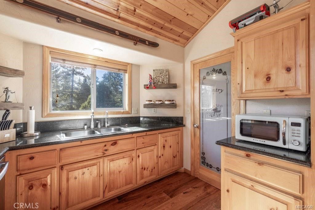 Image 10 of property listing at 42741 Cougar Road, Big Bear Lake, CA 92315