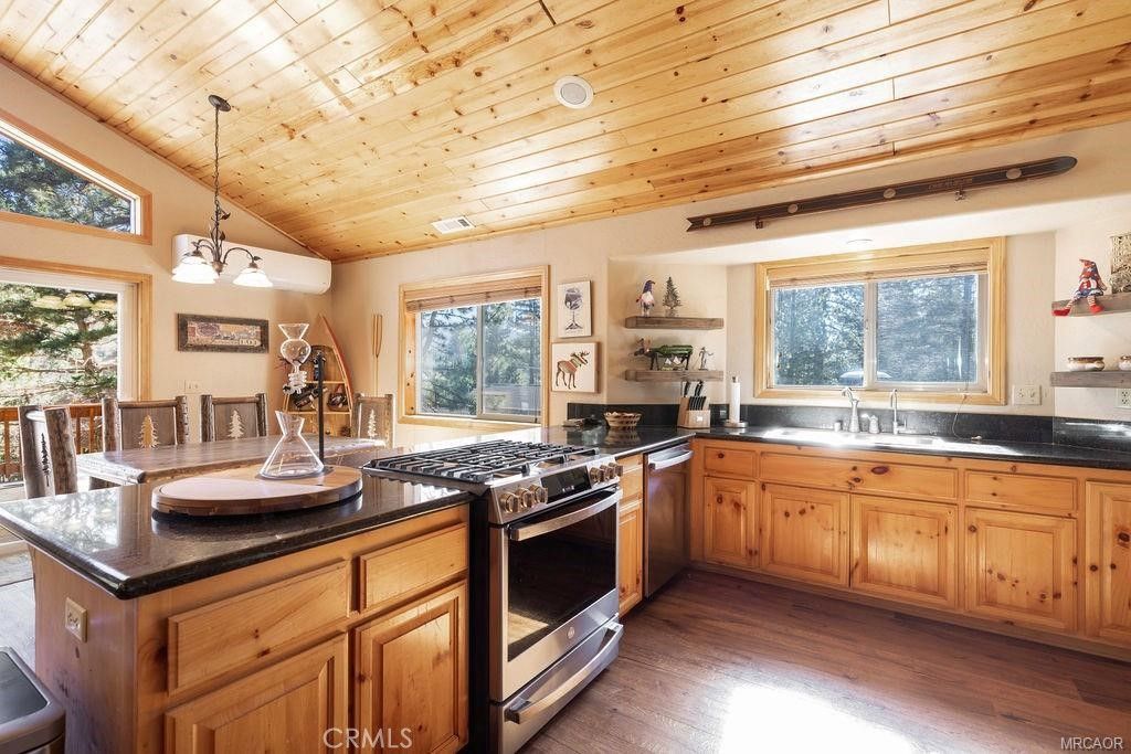 Image 9 of property listing at 42741 Cougar Road, Big Bear Lake, CA 92315