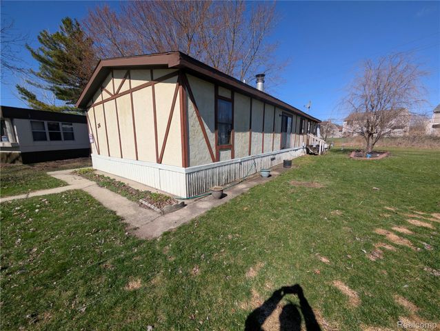 26 Carmell, Belleville, MI 48111