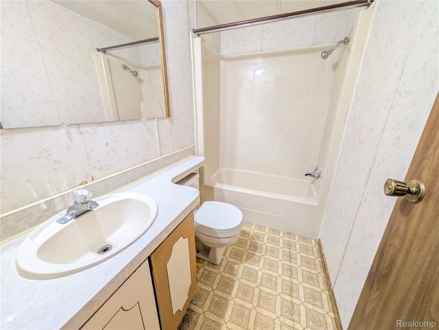 26 Carmell, Belleville, MI 48111